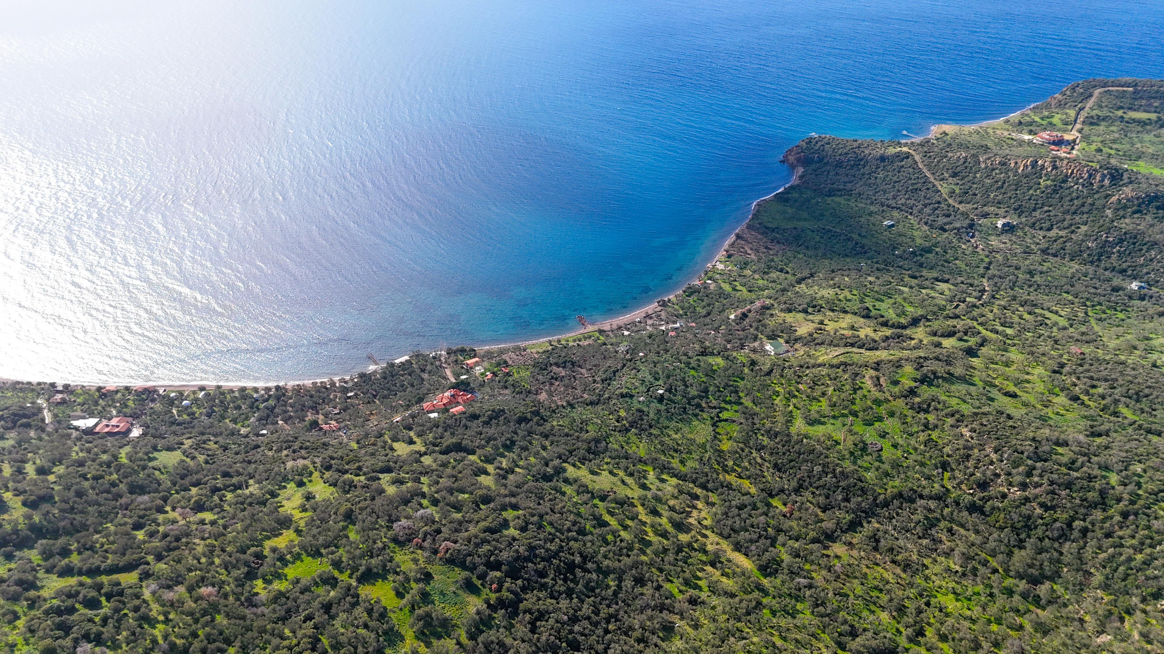 Çanakkale kıyısında yarımada ve turkuaz deniz
